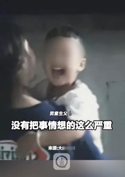 这男的说的话简直让人无误了！孩子都成这样了也不看一下，对孩子丝毫都不关心，心疼孩