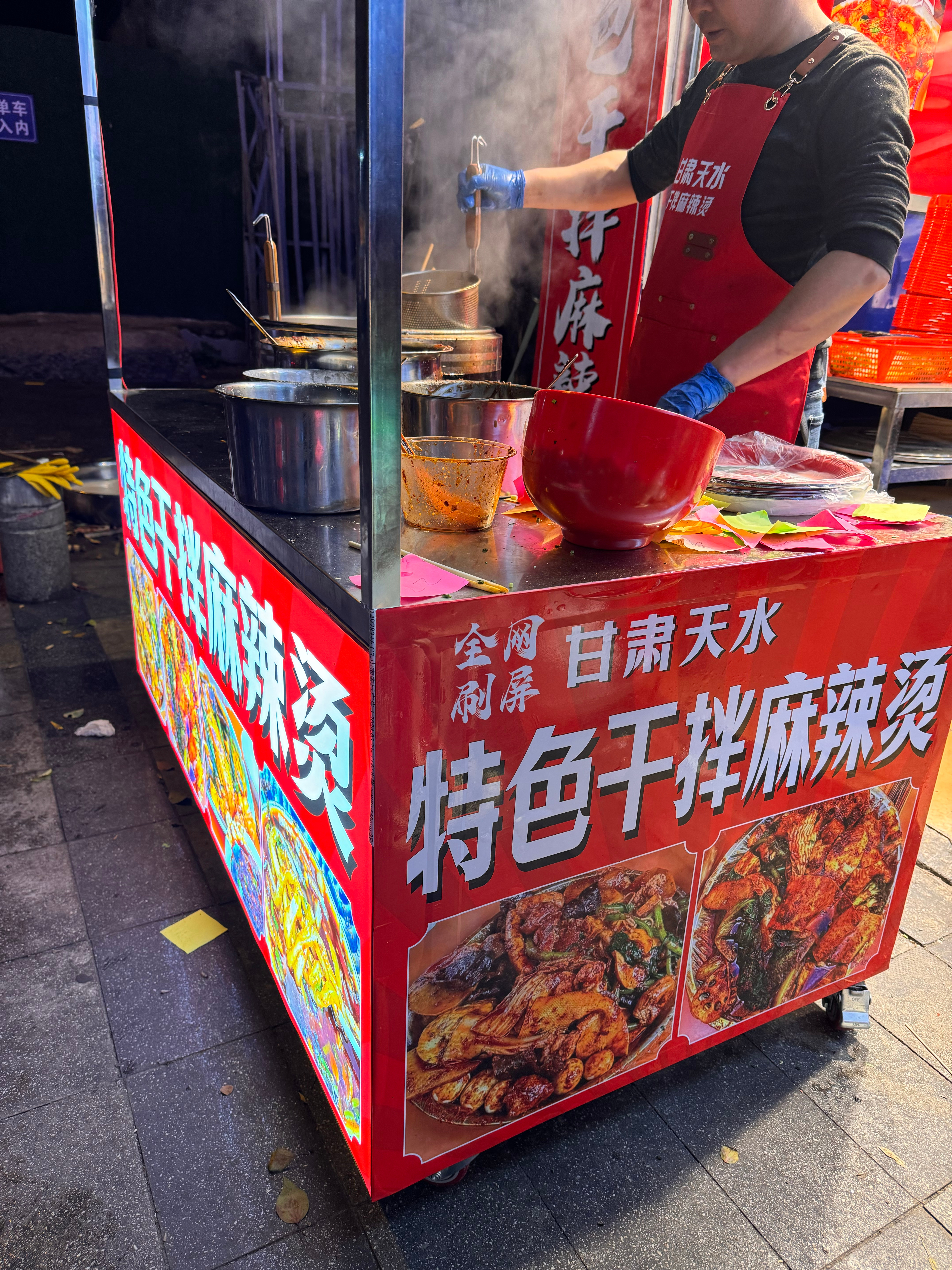 今天从上海回武汉，晚上宵夜时间逛司门口居然发现一家最近很火的甘肃天水麻辣烫，他这
