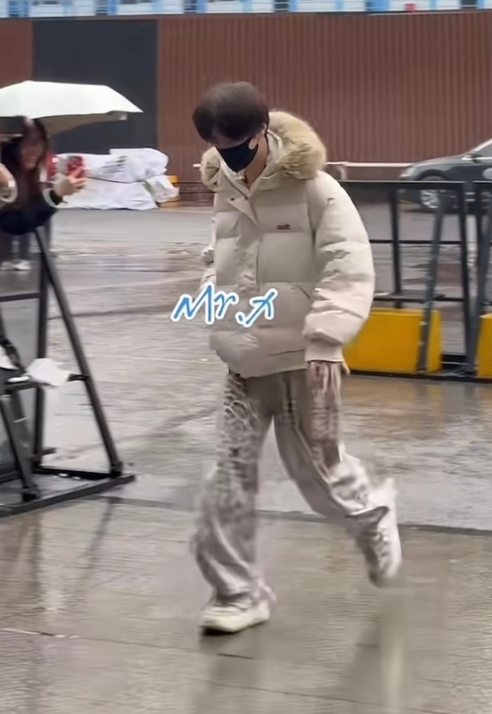 东哥已初具潮男穿搭的要领…而且他穿这身很像刚睡醒起床就迷迷糊糊巡视领地的小狮子有