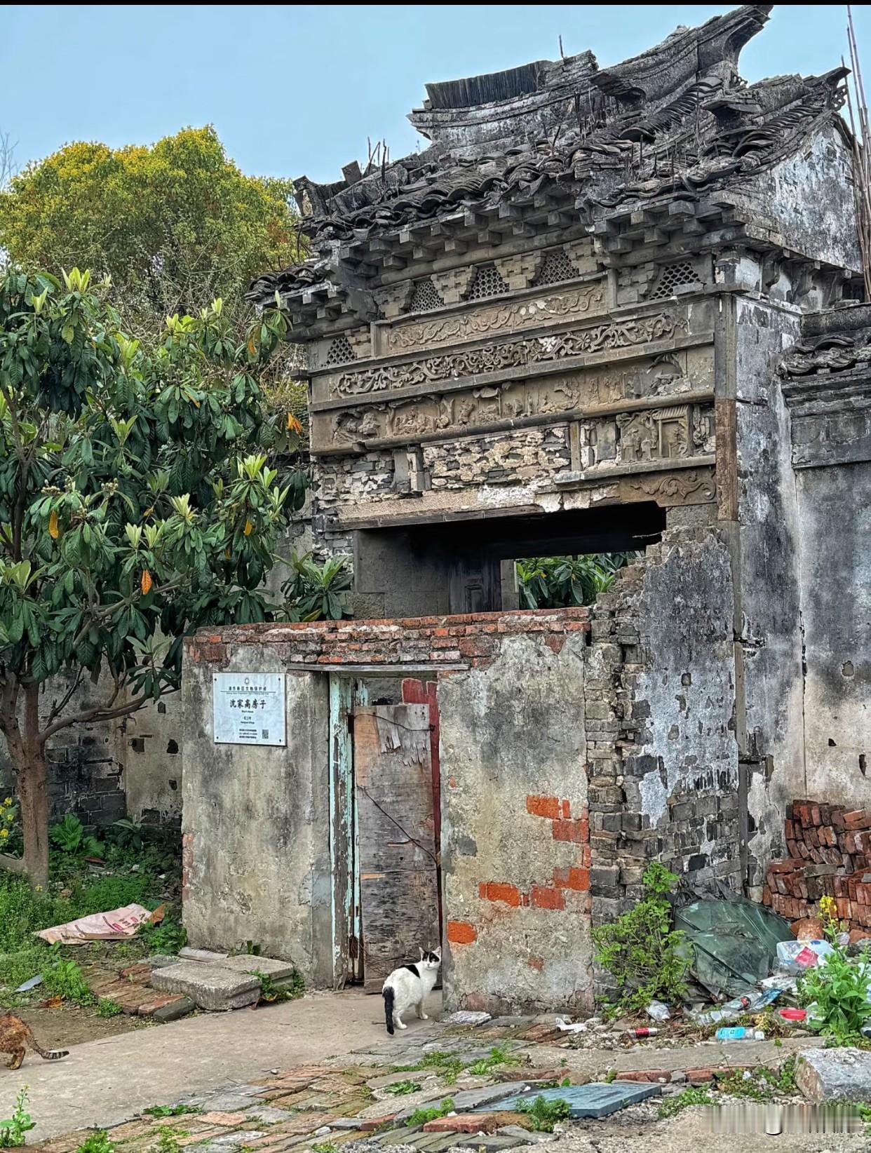 奶奶说租房买房都要
宁住庙前，不住庙后

我问她为什么，
她又答不上个所以然，