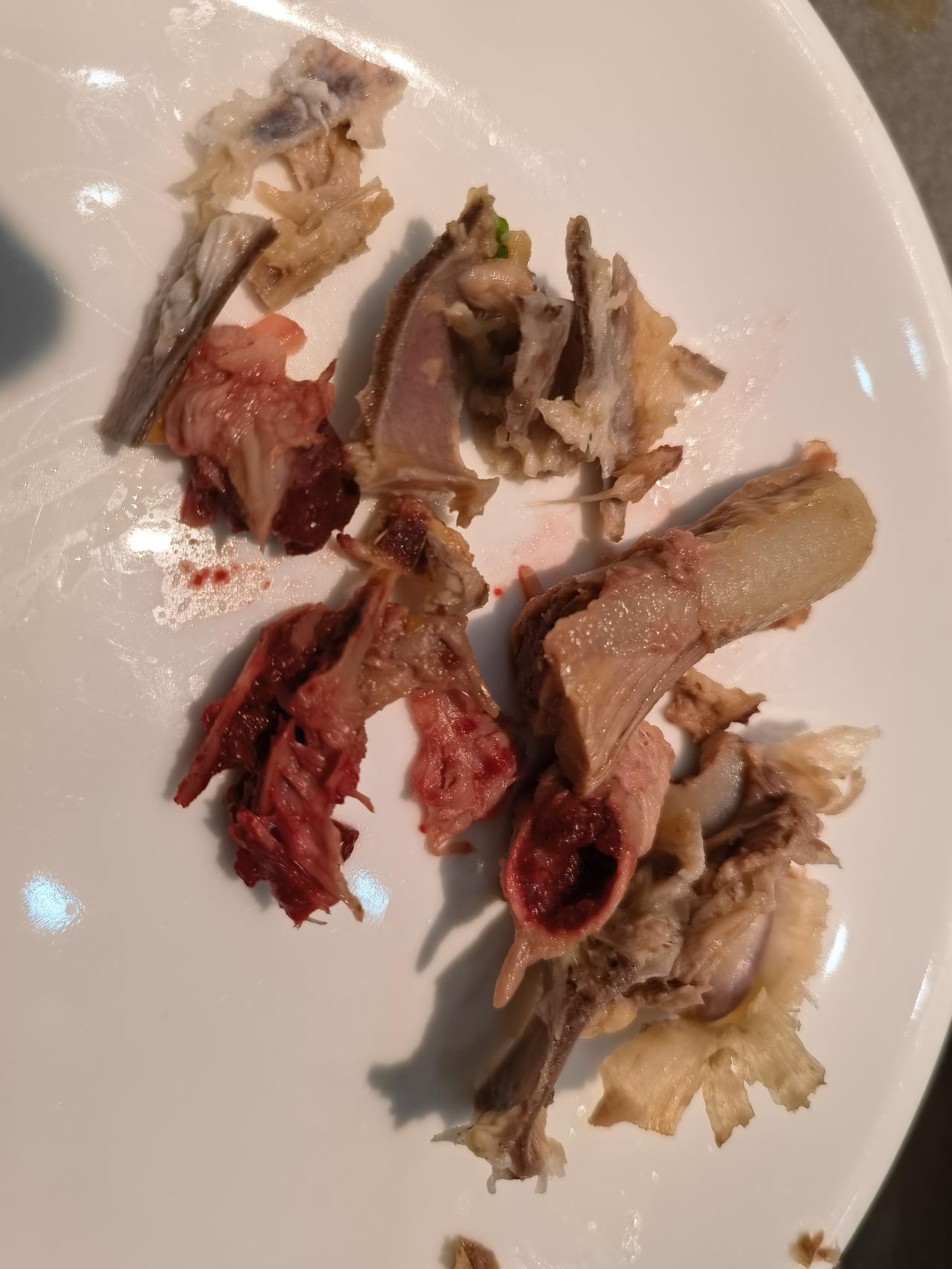 老广见了这个鸡骨头，大多都会心一笑，赞一句正。
      白切鸡并不是很多人都