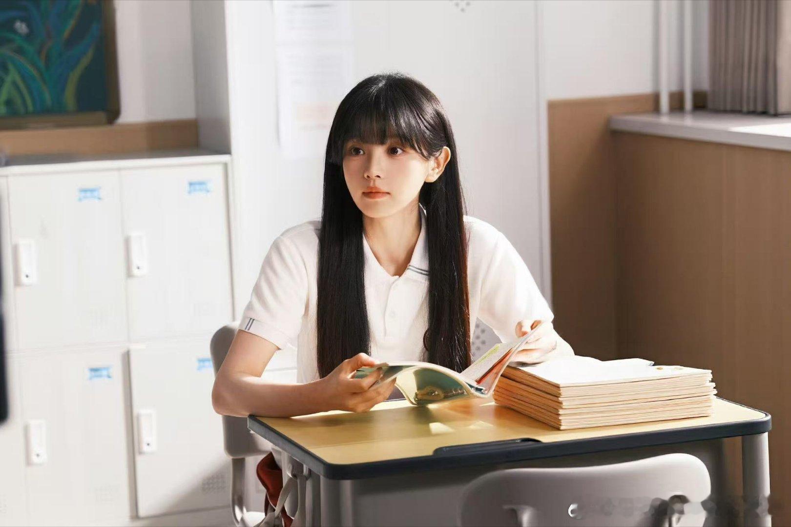 田曦薇踏步进场好萌田曦薇这一身碎花裙配蘑菇发夹，踏步进场的时候，像从童话里跑出来