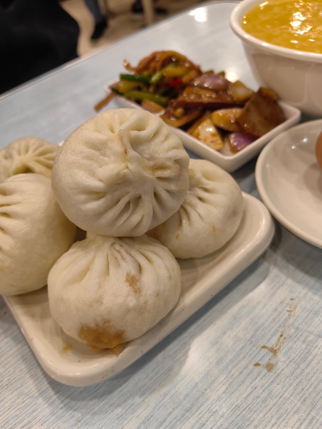 *在路上*济宁大包子没吃上，小包子吃一下，据说获奖的...猪肉和荠菜的都好吃，满