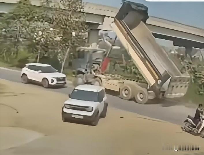 这个马虎蛋
你卸完货不把车厢放下来
就这样跑
高速路桥有高度限制的
你能跑过是去