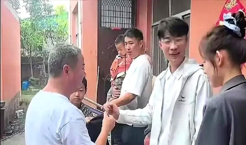 谁懂啊！刷到郭有才带苏畅回姥姥家的视频，我直接把手机攥得发烫！

现在网上吵翻了