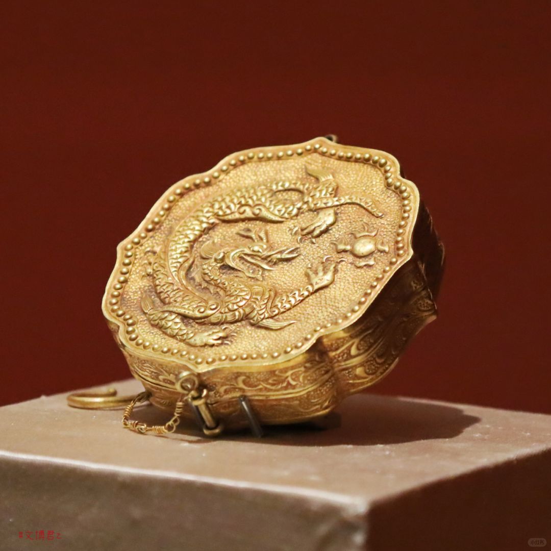 好物推荐：菱花形龙纹带链金盒