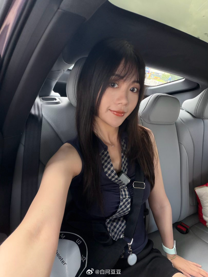 好久没和快飞的小伙伴一起去提车了大家猜猜我们今天去提哪辆？