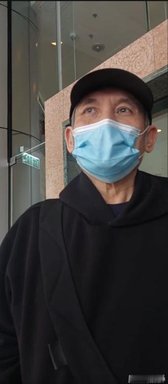 徐克再到医院探望施南生 据港媒，徐克导演于今日下午1时36分被目击离开医院。他戴