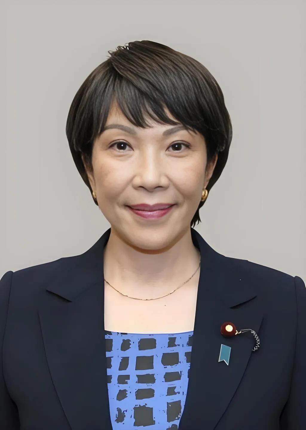 我拿着高市早苗的照片给奶奶看，奶奶端详了一下，说：“这女的身价不凡！苦是苦了点，