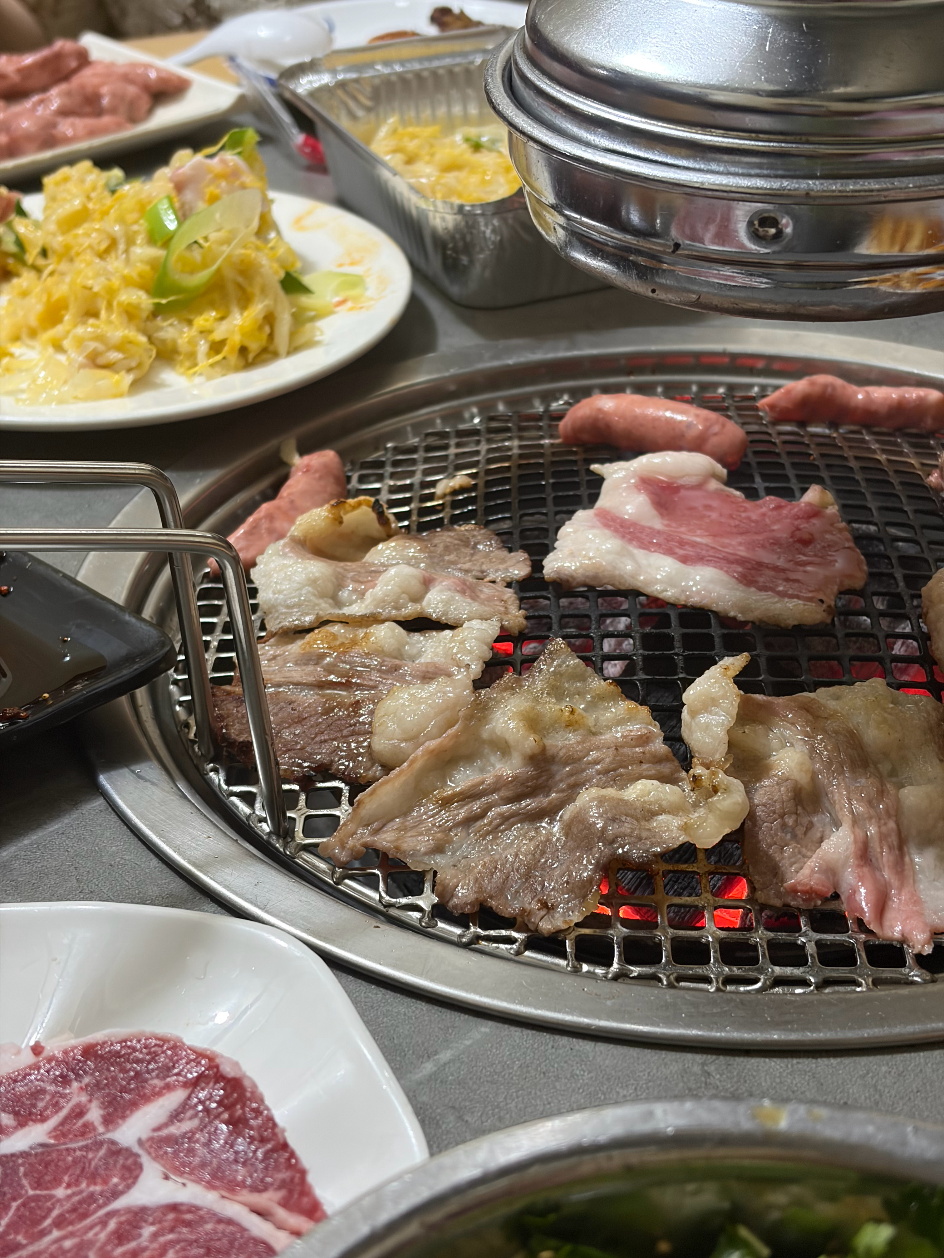 还是第一次吃这种烤肉，大片牛胸口夹毛料一起吃，你别说，风味确实不一样 抚顺·塔峪