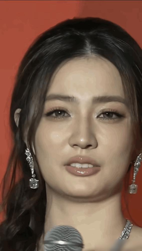 玉娆都老了。再也不是那个青涩的小姑娘了。徐璐在出演《甄嬛传》时只有16岁。

一