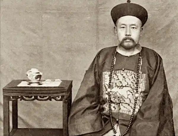 1925 年，潘祖年躺在床上，脸色蜡黄，他招手让下人都出去，只留下年仅 20 岁
