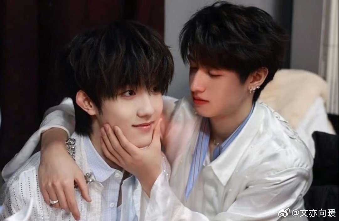 朱志鑫苏新皓捏脸双人卡朱志鑫苏新皓双人小卡，捏脸瞬间被定格。满满的少年朝气，还透