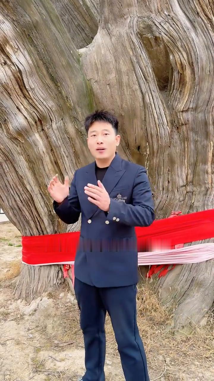 千年柏树之王。
你们见过这么大的柏树吗？它就是比秦始皇统一天下还要早，世界上最大