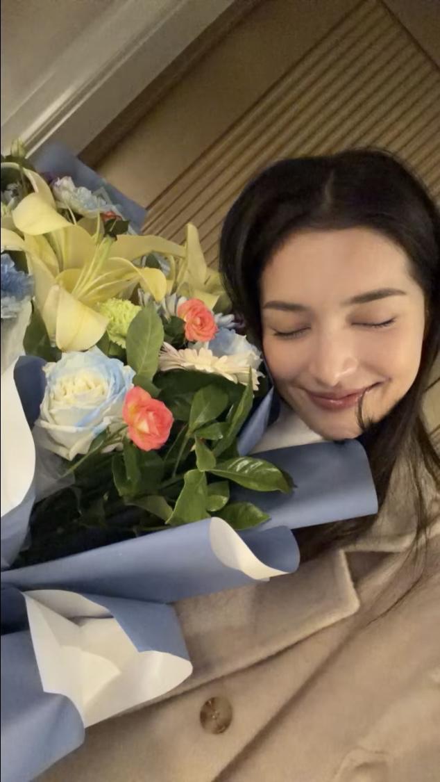 沙拉木女友分享昨晚赛场收到鲜花后的温馨画面，真的是被暖暖的幸福所包围了！

10