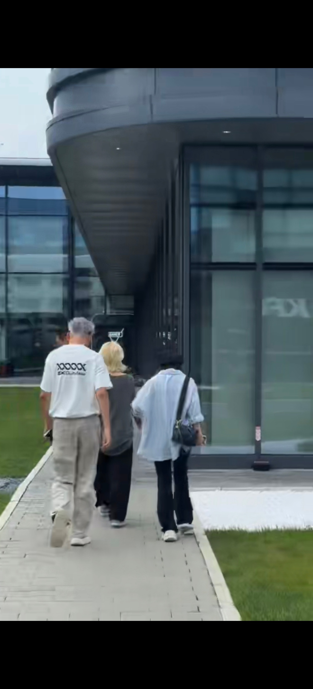 图2和3来自偶遇的网友～嘿嘿，阿兔黄毛变白毛了！大v聊车 北京·理想汽车北京研发