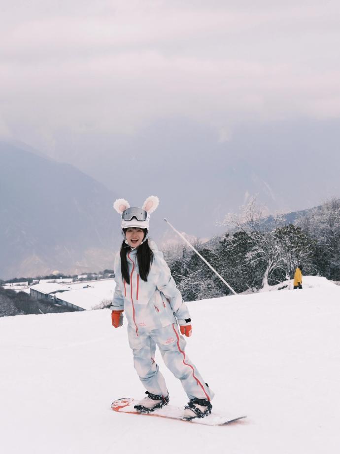 我们单板女孩有自己的翅膀霉蛋太子岭外滑又遇上阴天不出片但雪好于可以流畅的换刃咯技