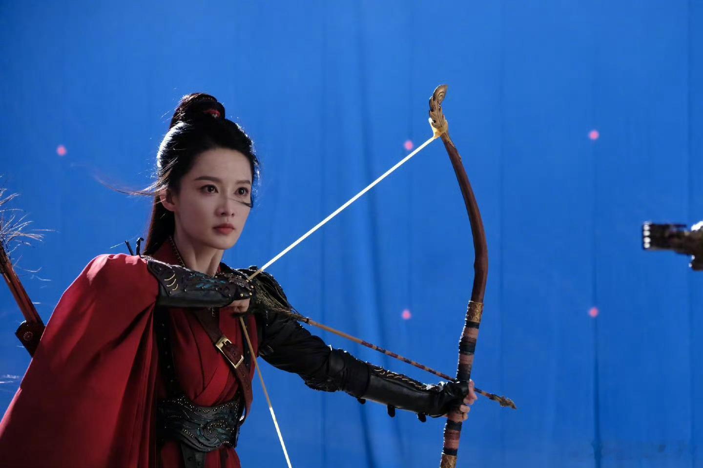李沁红衣女将军李沁女将军射箭 ​感受女将军的气场 ​​​