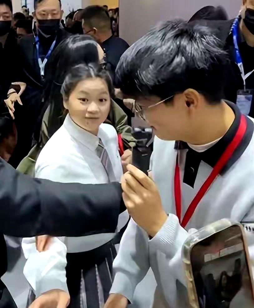 全红婵上海活动生图来了！这次穿搭略显宽松，视觉上拉宽身形，被说有点“H型身材”。