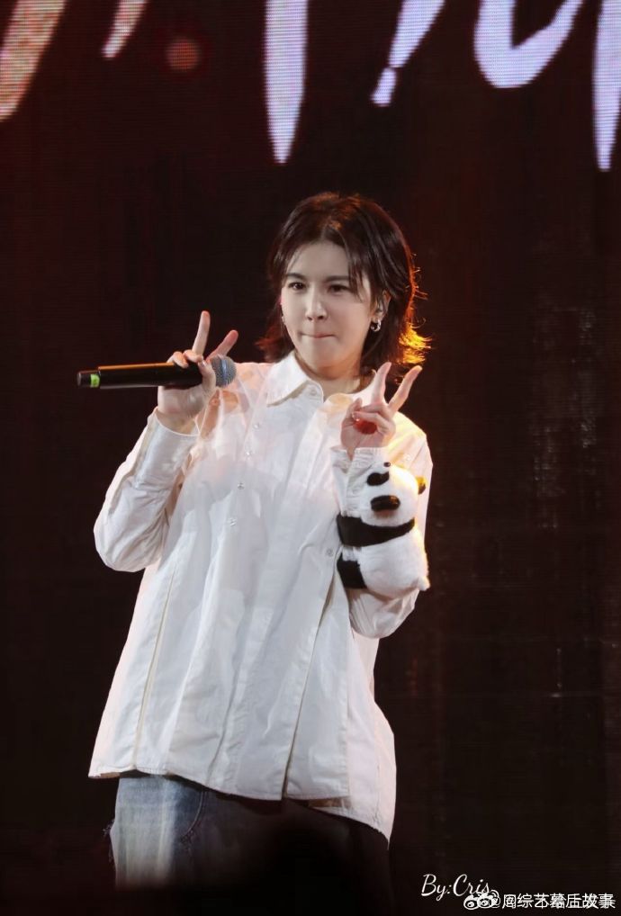 曾沛慈微博热度值破25万凭借深情唱功与超强舞台魅力，曾沛慈热度值突破25万，稳居
