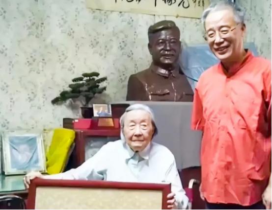 2023年8月，邓稼先的妻子许鹿希，在北京60多平米的老房里度过95岁生日！没有