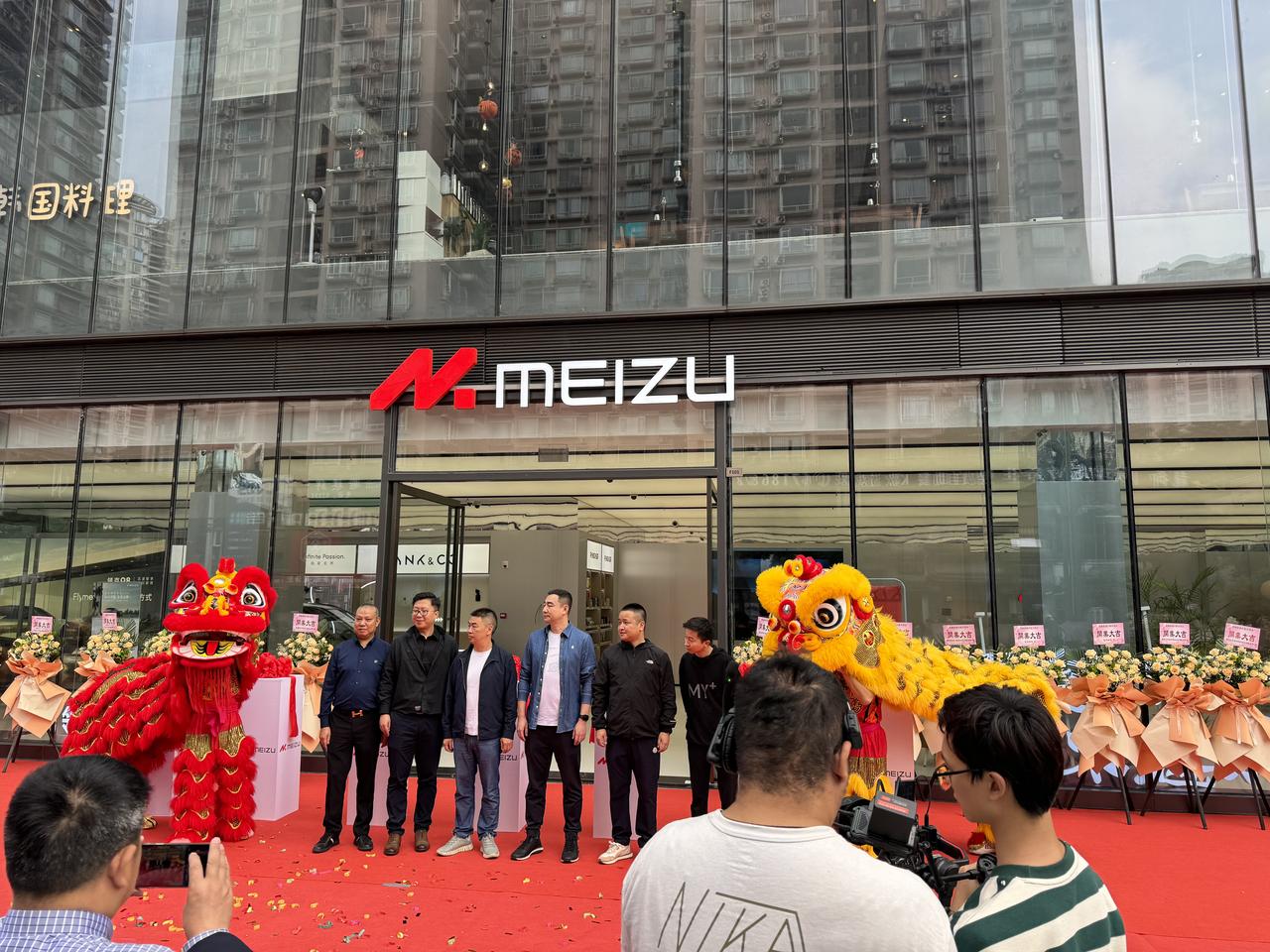 好的，剪彩结束，重庆魅族体验店➕1。满配啥都有，魅友可以来玩一玩。开业大吉！