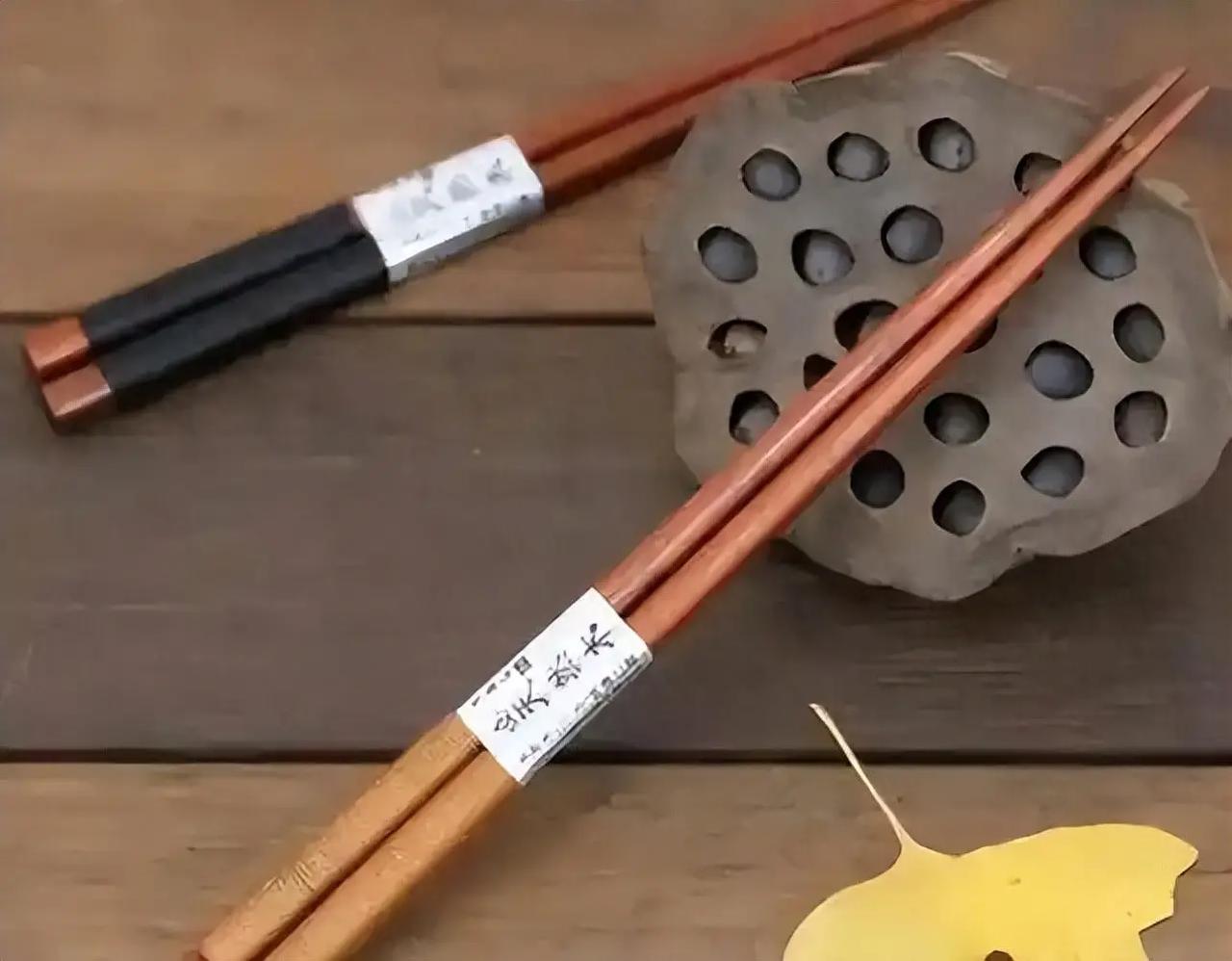 你每天吃饭都在用的筷子，你真的了解它吗？两根小木棍，长7寸6分，一头圆一头方，成