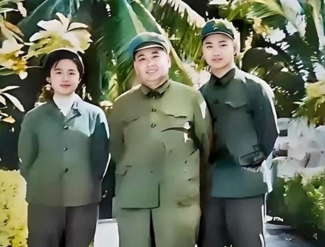 1973年，许世友和儿子许援朝、女儿田小兵的一张合影，不得不说，女儿的颜值太高了