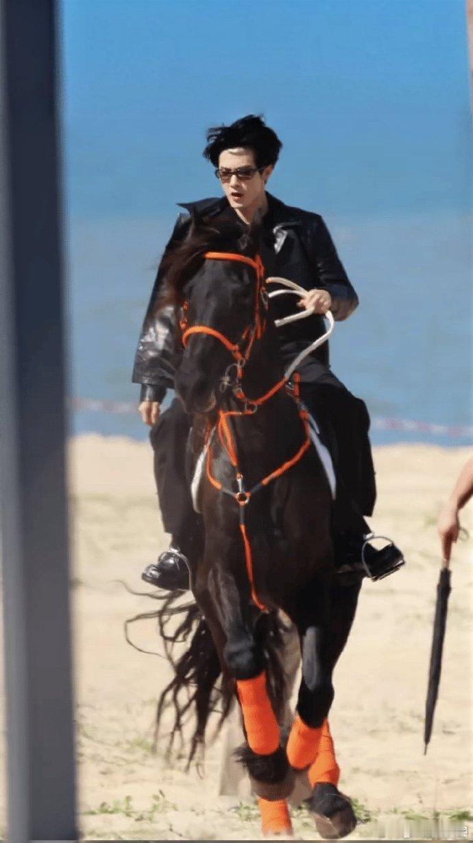 檀健次骑马出场你好星期六好六海边团建路透直接炸屏！檀健次骑马登场的瞬间，海风扬起