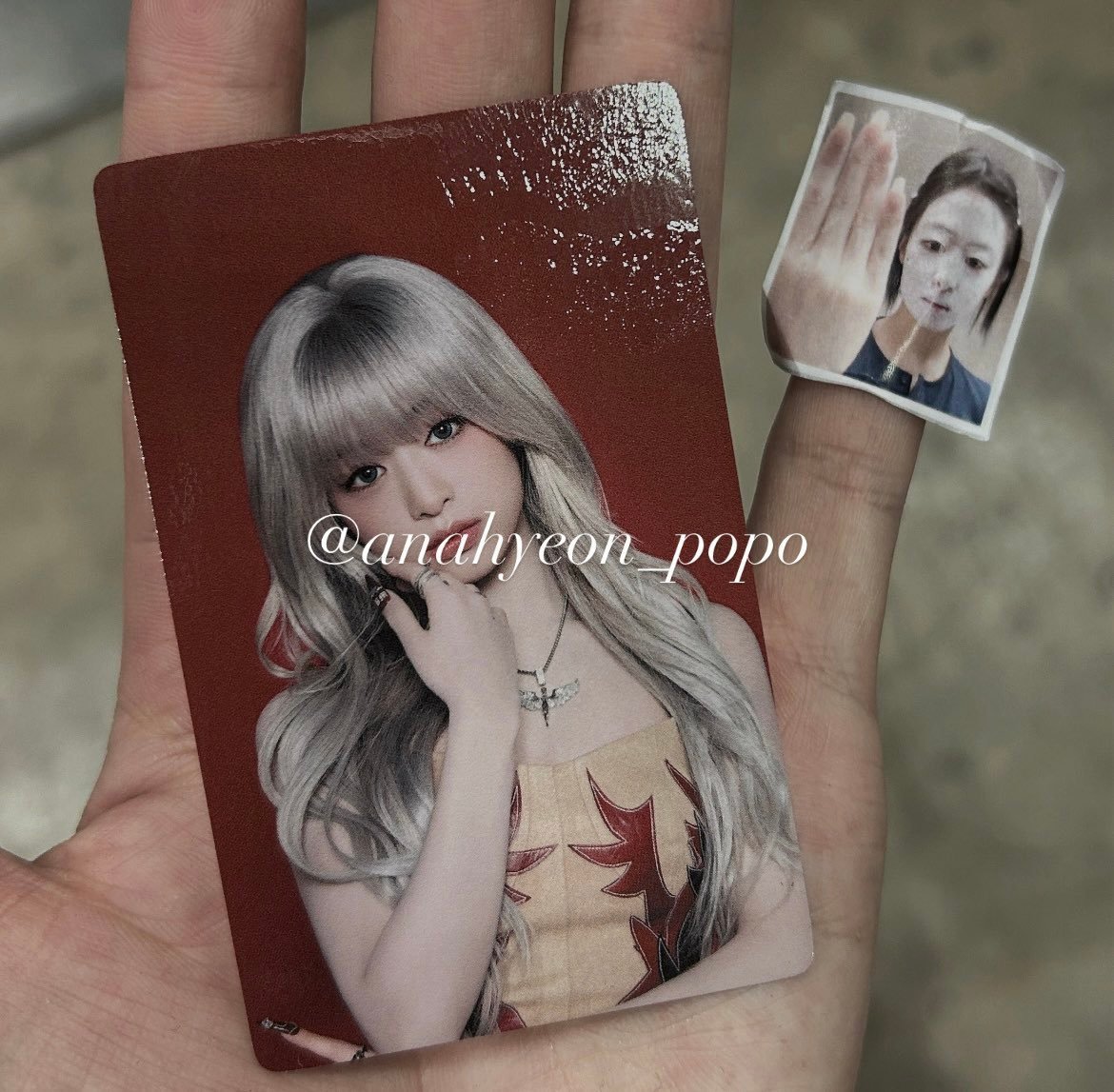 OMG 雅贤在用歌词表白的时候在签售小卡上留下了自己的吻痕😭©anahyeon