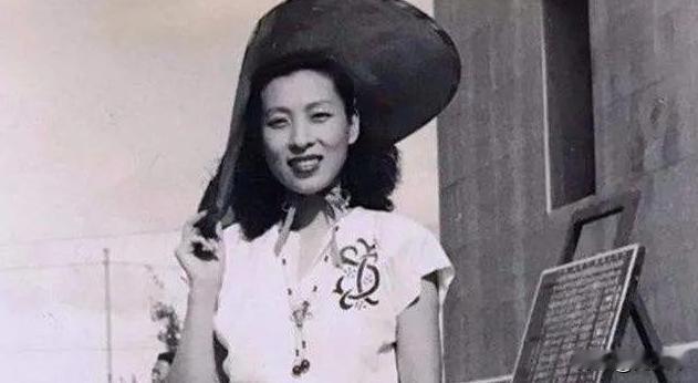 1936年 香港 ，一对男女“翻云覆雨”之后，男人伸出手抚摸着对方，随后却贴在耳