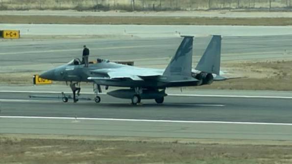 【一架飞行中的F-15战斗机座舱盖脱落后迫降】驻加州弗雷斯诺的美国空中国民警卫队