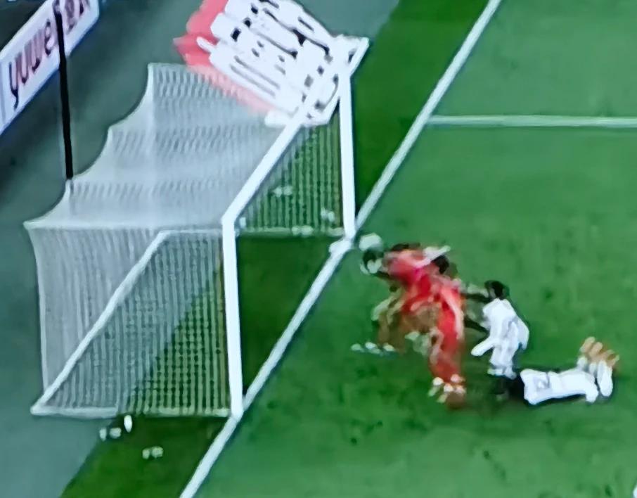 在西安国际青年锦标赛中，第86分钟，中国队两名球员门前争顶，险些攻破泰国队大门，