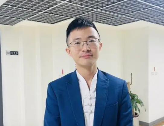 非常认同台湾省的侯汉廷说的一句话： 

他说：当中国还很穷很破烂的时候，有人不愿