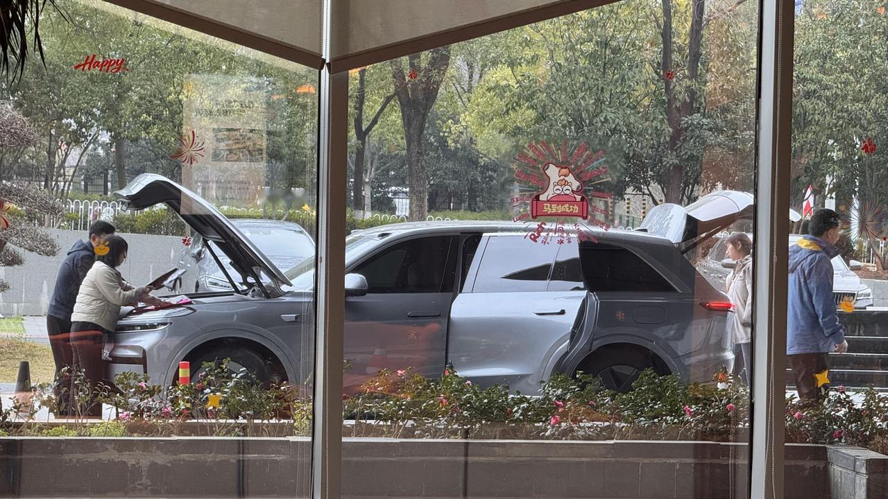 当你第一眼看到前后盖打开装行李
你会第一时间想起什么车？
我觉得不用看车标都能知