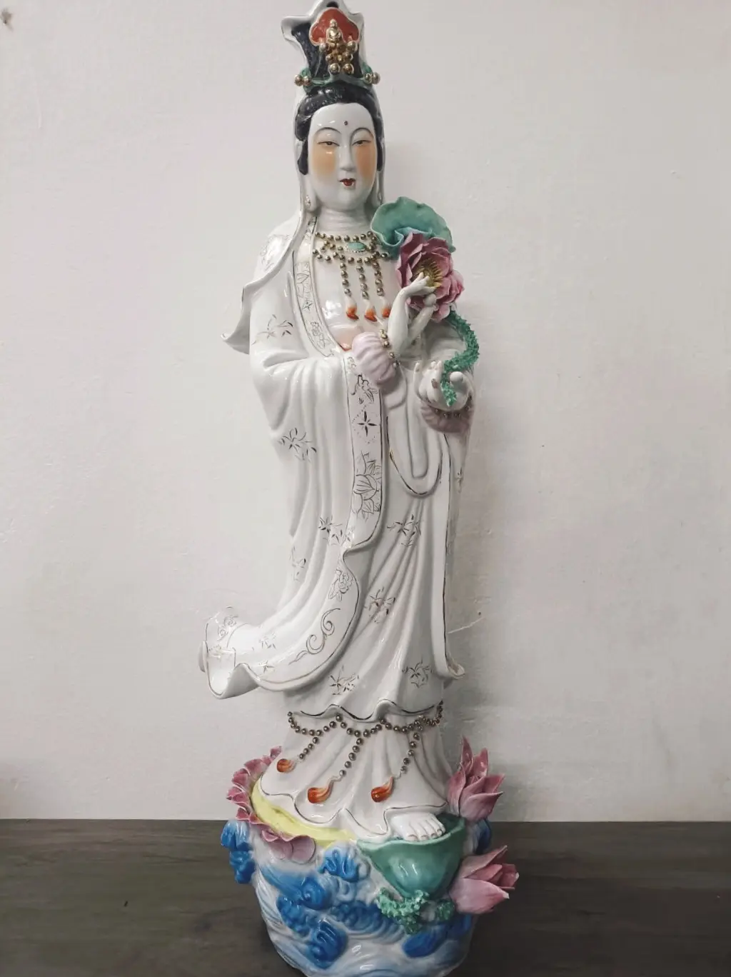莲涌沧波，白衣含慈。 拈花不语，福润如斯。