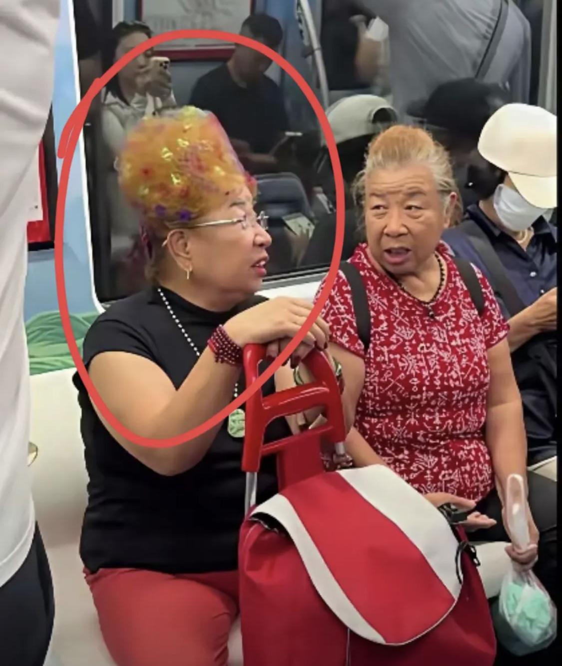 用一个成语形容她的发型