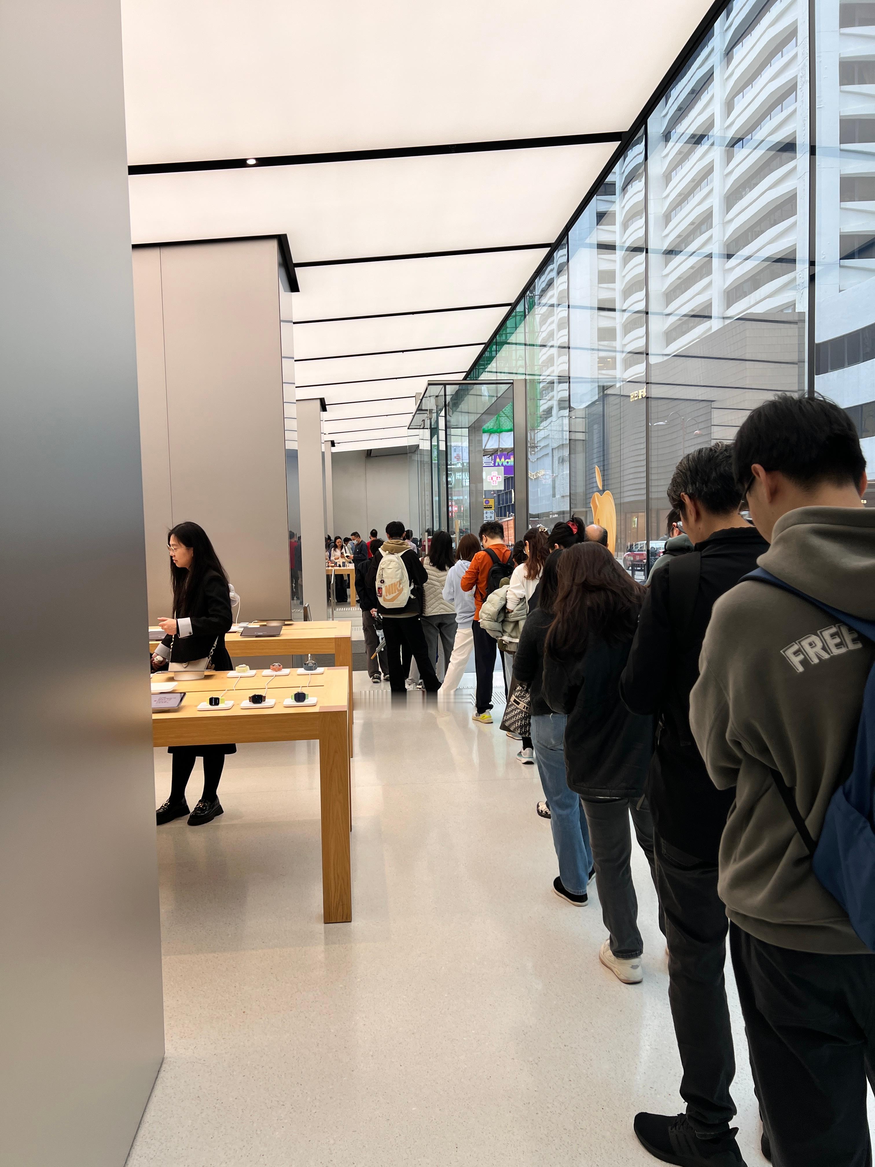 iPhone 18 Pro 首批货源全线告急，渠道最高加价 3000 元，四个抢
