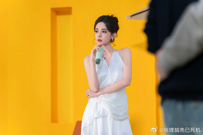 娜扎阳光泳池和白裙提前过夏天的娜扎  提前过夏天的娜扎，娜扎阳光泳池和白裙，咱就