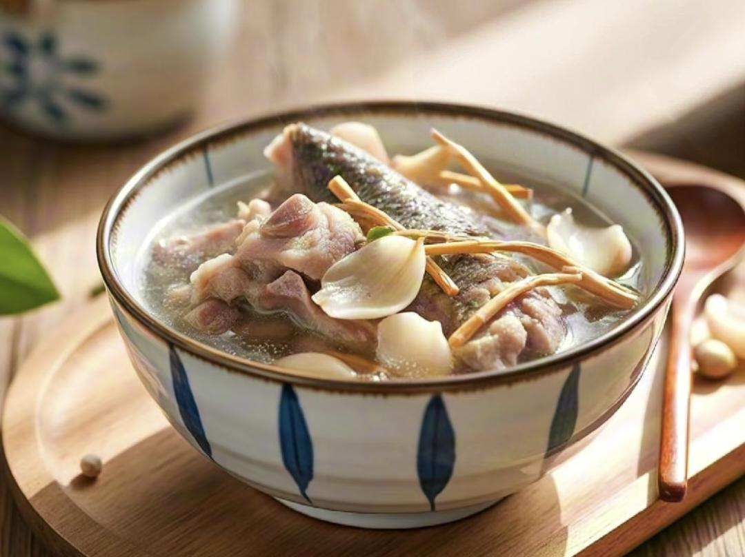 今早起来，还是有点咳嗽。社康拿的药都吃完了，咳嗽还是不见好。今天炖个鱼腥草百合猪