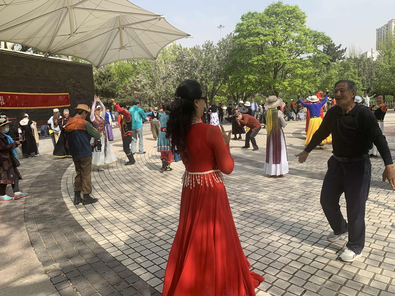 丰台花园里，有一个新疆舞蹈培训场地，很多退休的大爷大妈们穿着新疆的民族服装，有模
