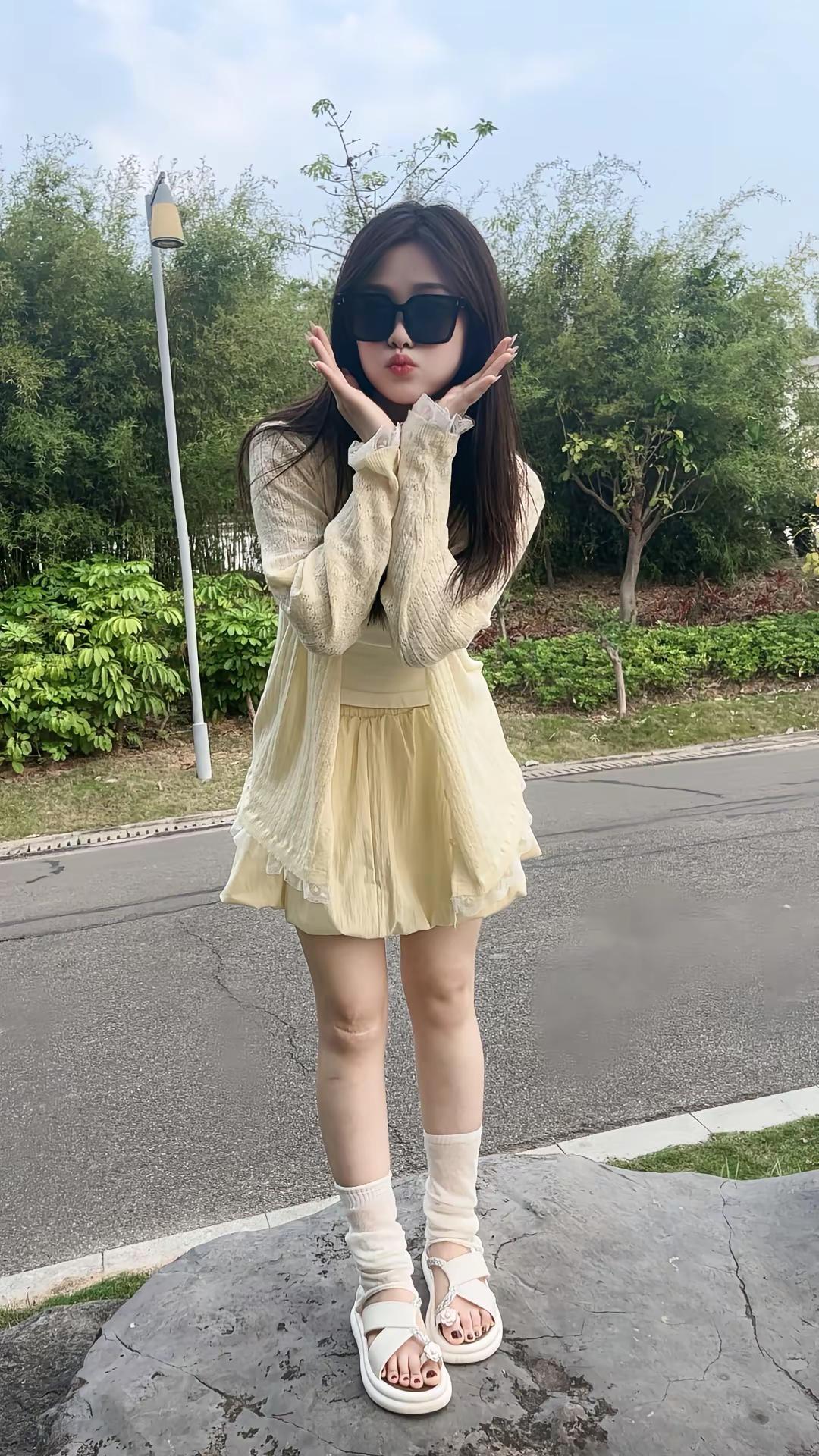 今日份甜度超标啦🍬开心到飞起～🍃。又到穿裙子的季节了 甜妹穿搭随意拍 晒出我