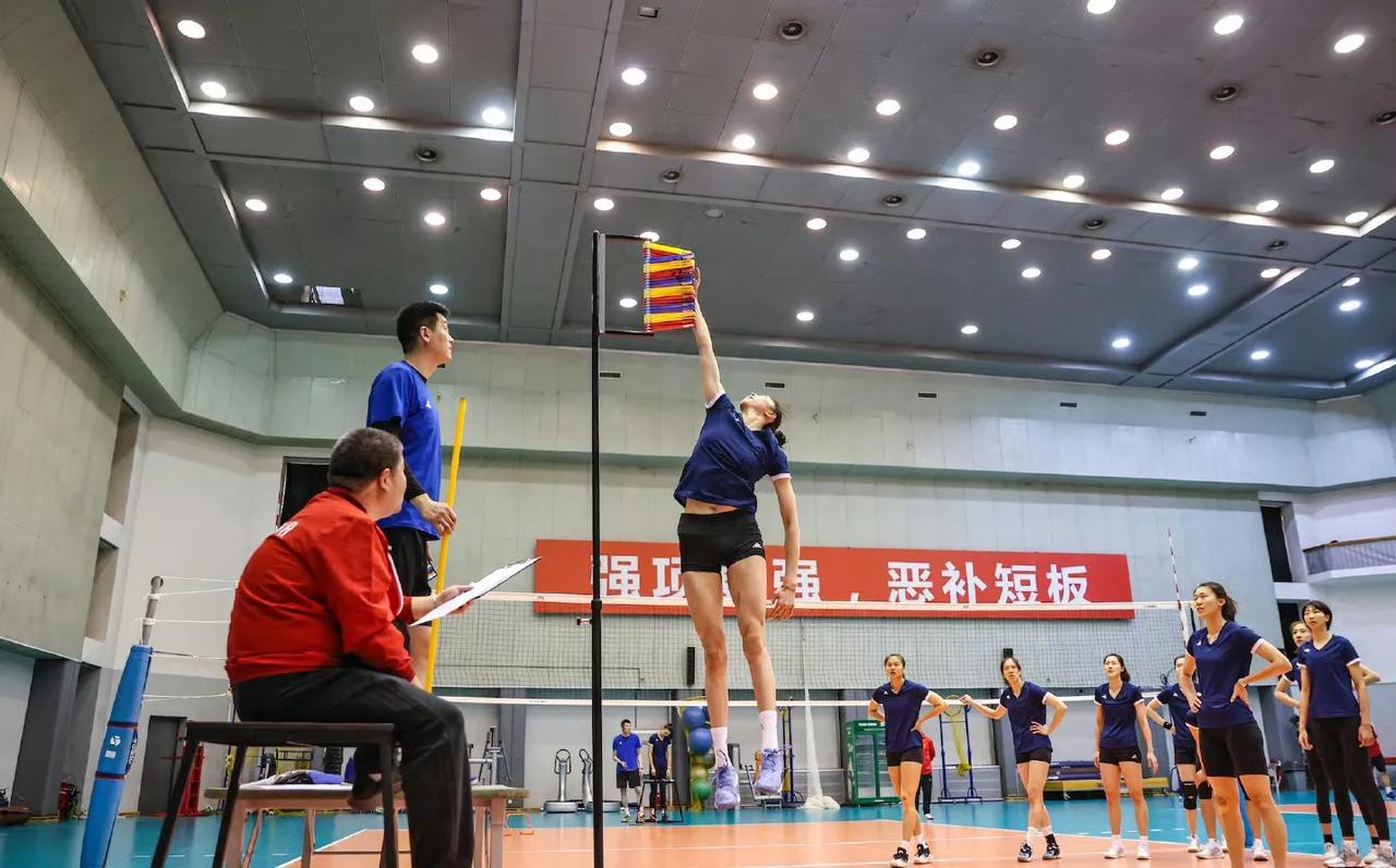 简评各女排俱乐部对后备力量培养现状！
🌟天津女排成年队有好教练但没好苗子！后备