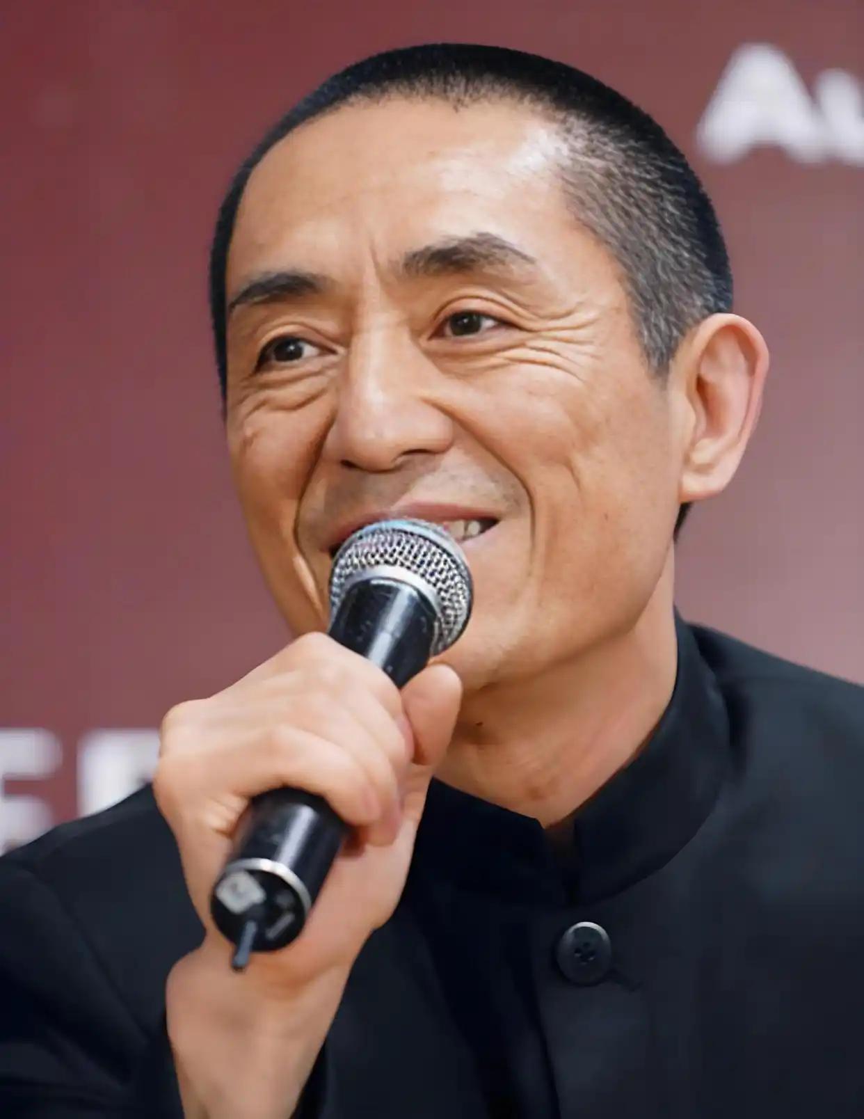 金鸡奖争议如导火索，点燃公众长期积压情绪。功勋导演被卷入人情漩涡，颁奖礼动摇其声