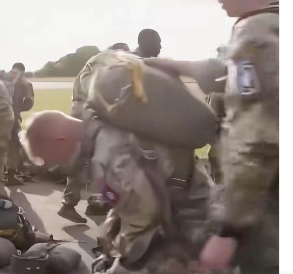 但凡知道一点常识的人都知道，美国以前对伊拉克动用20万兵力。现在美国只派了几千人