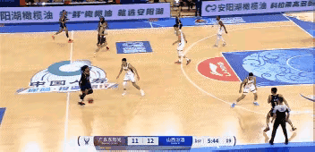 在今天进行的山西汾酒和广东东阳光的比赛中，发生了笑死人不偿命的一幕。当时双方的比