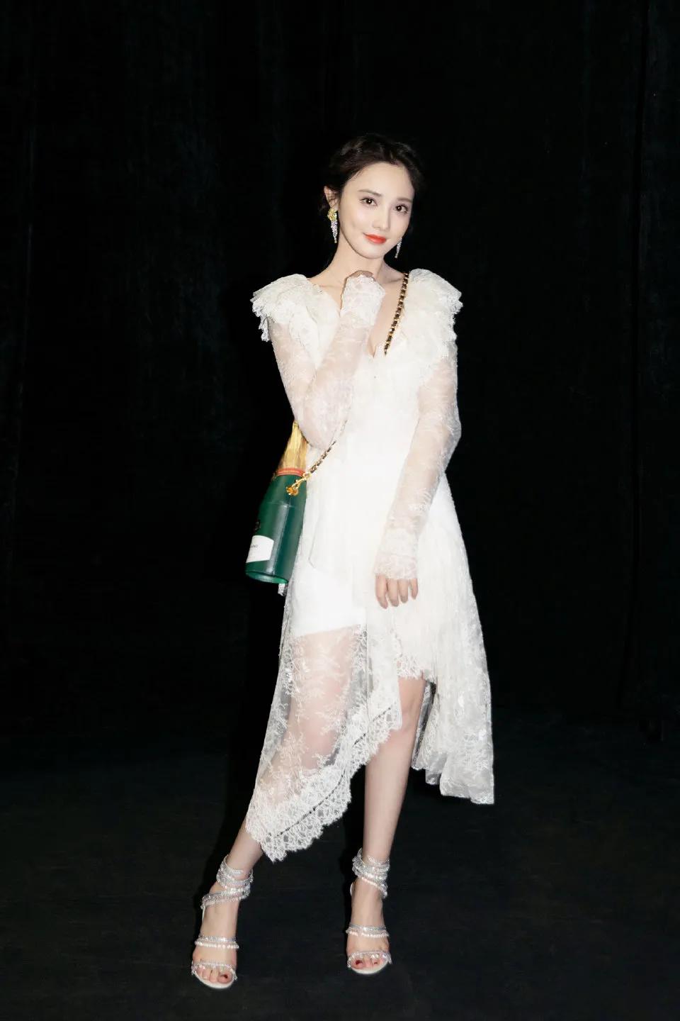 白色代表着纯洁与无瑕，是一种浪漫的颜色。也是很多女孩最喜欢选择的衣服颜色之一。照