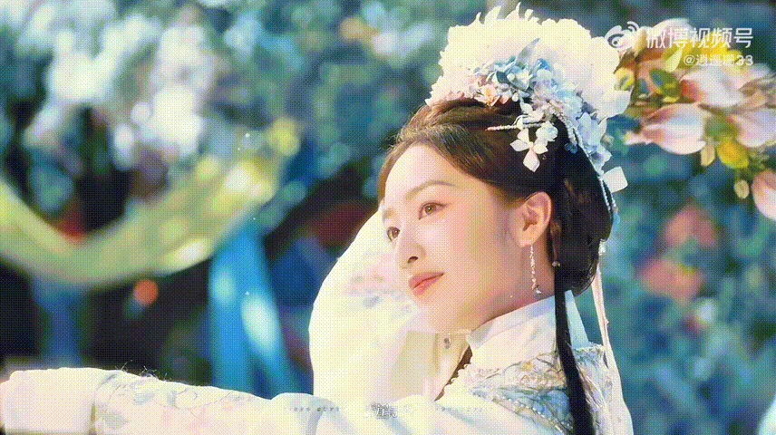 邓恩熙花神琥珀瞳邓恩熙的美貌开始发力了开播就被邓恩熙惊艳到，以前更多看到她少女感