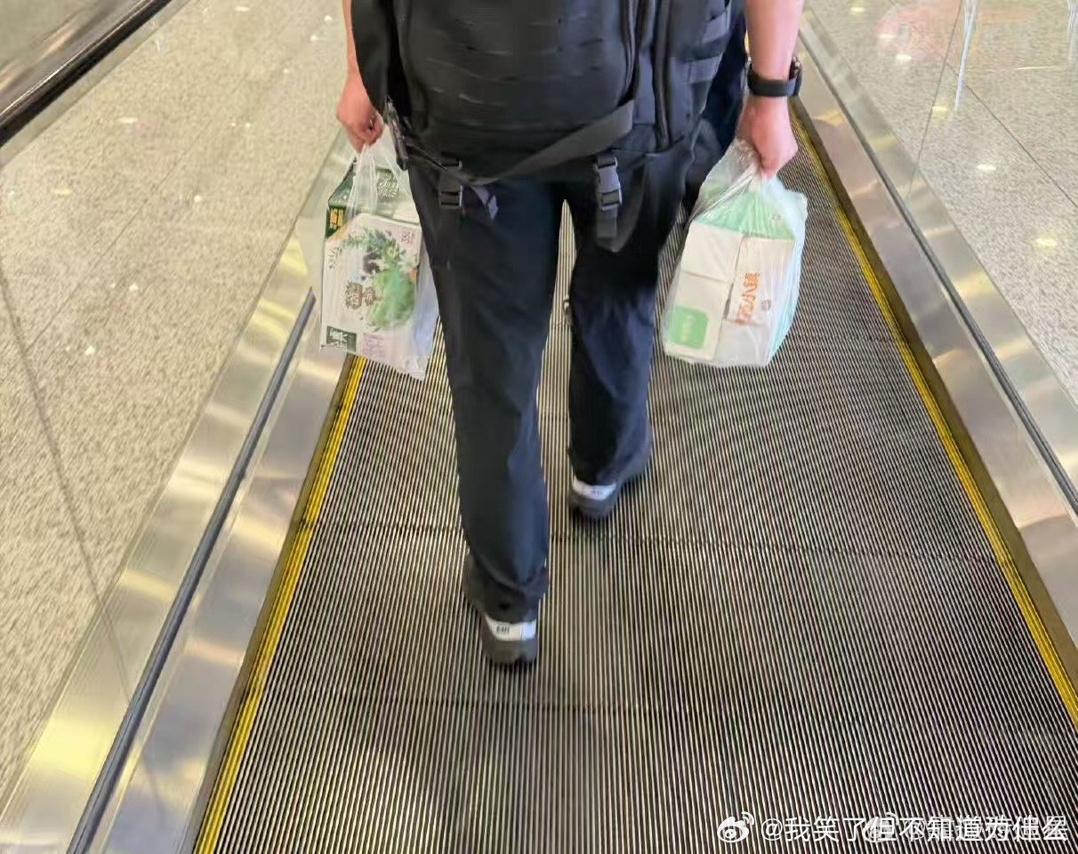 王源带着爷爷奶奶买的牛奶王源带着爷爷奶奶的爱启程了 带着爷爷奶奶的爱去往下一站！