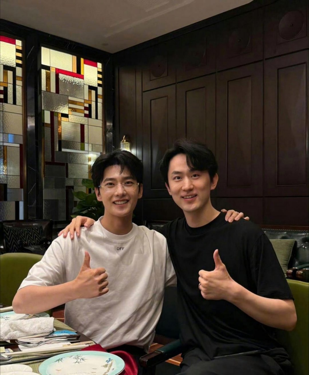 杨洋现身深圳，与军艺同窗聚会，素颜眼镜，颜值依旧在线 